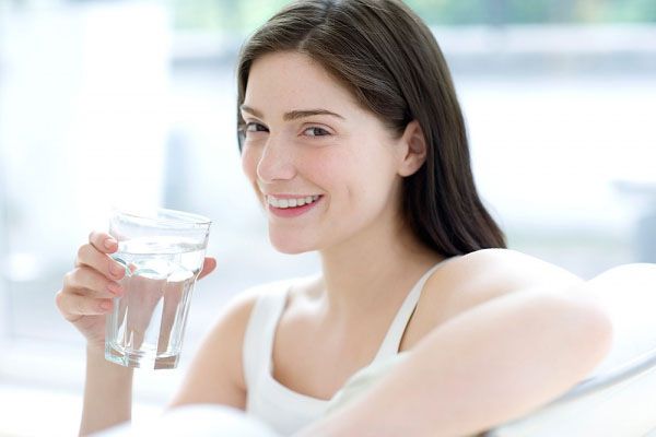 Uống đủ nước không nên uống nhiều các loại nước khoáng