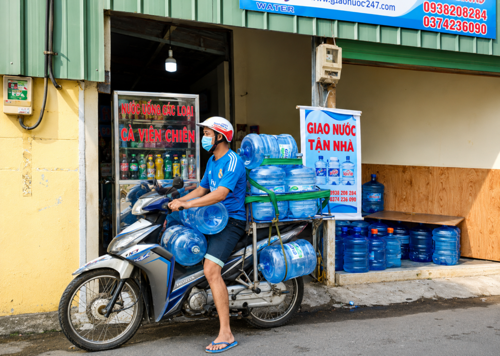 Đội ngũ giao hàng chuyên nghiệp của Tấn Phát Water luôn sẵn sàng phục vụ